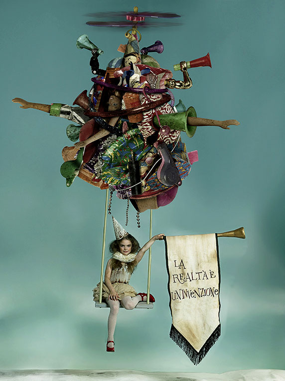 Immagine di Gaby Herbstein, dal suo lavoro 'Huella ecológica 2' (una ragazza con rifiuti di plastica)